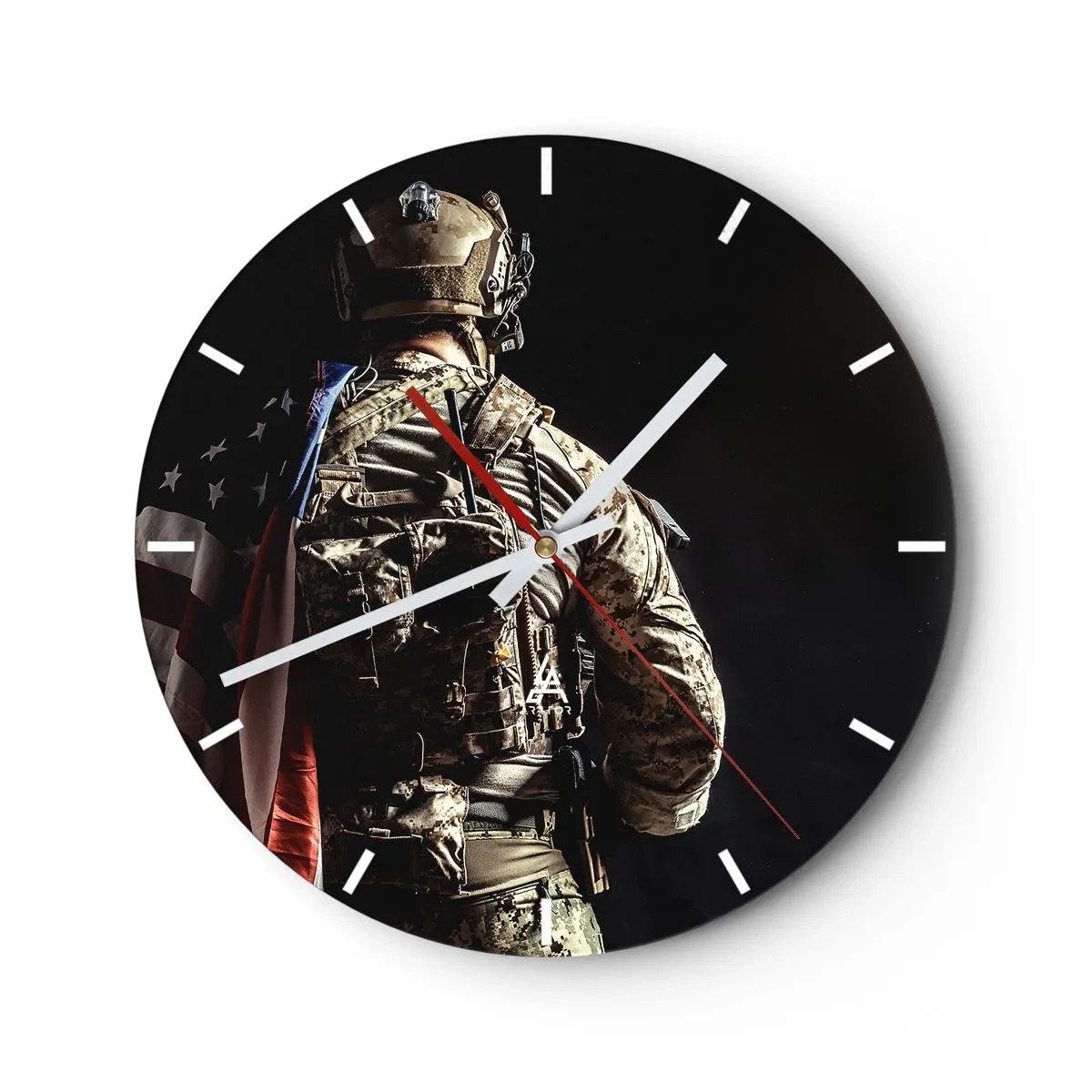 Reloj de pared - Reloj de vidrio - Un soldado uniformado con una mochila y una bandera sobre un fondo oscuro. - 30x30cm - Por eso lucho - Decoración de pared moderna para salón, cocina y dormitorio ARTTOR