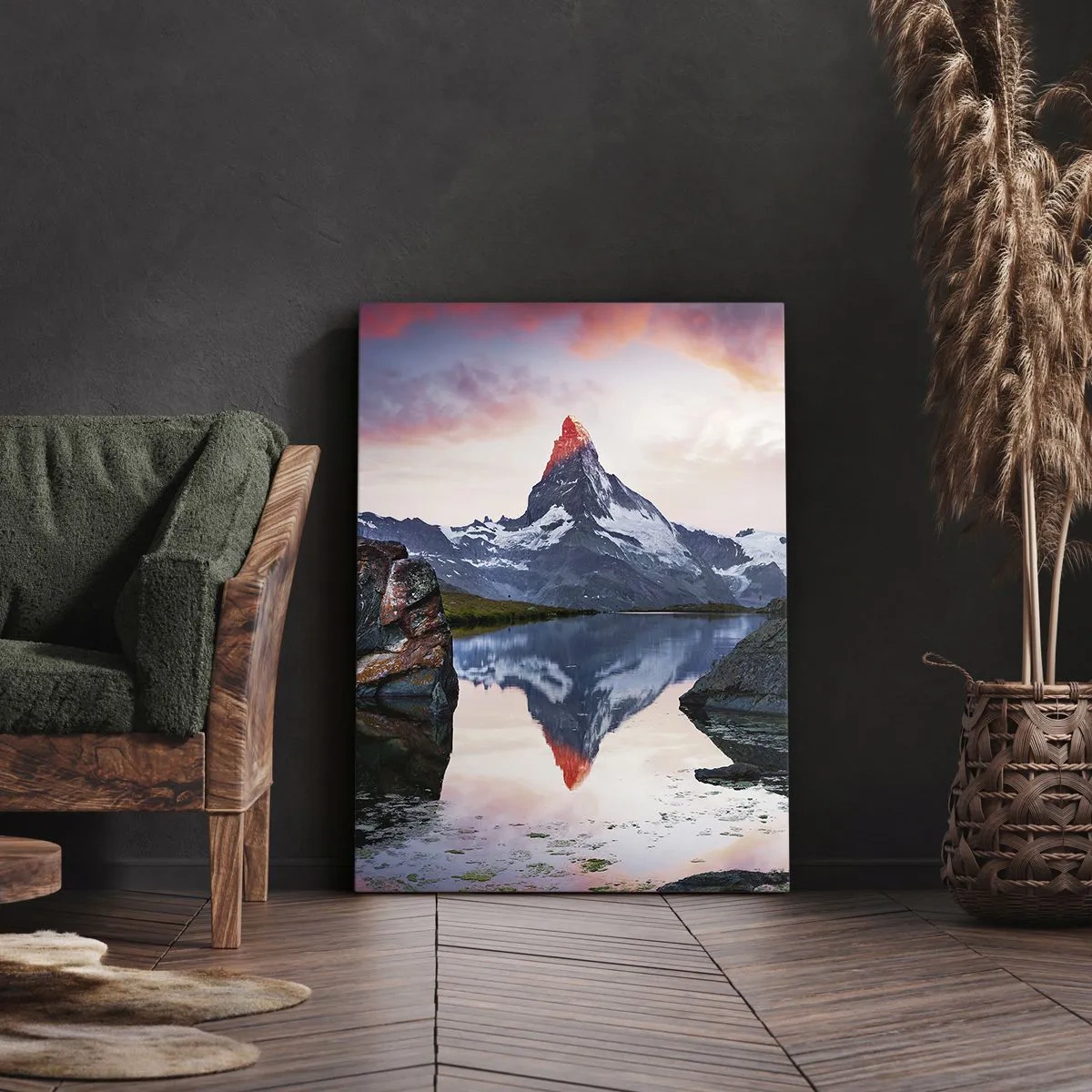 Cuadro sobre lienzo - Impresión de Imagen - Un pico de montaña reflejado en un lago al atardecer. - 50x70cm - El corazón de las montañas arde - Decoración de pared moderna para salón y dormitorio ARTTOR