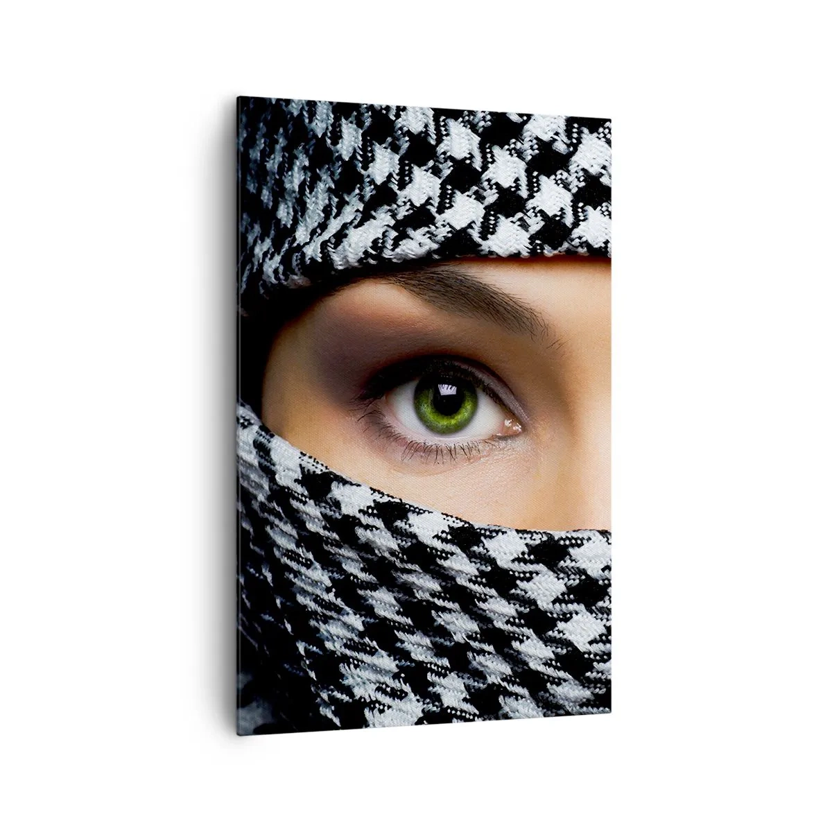 Cuadro sobre lienzo - Impresión de Imagen - Los ojos verdes de una mujer están ocultos tras una tela estampada en blanco y negro. - 80x120cm - Hermosa mirada de ojos verdes - Decoración de pared moderna para salón y dormitorio ARTTOR