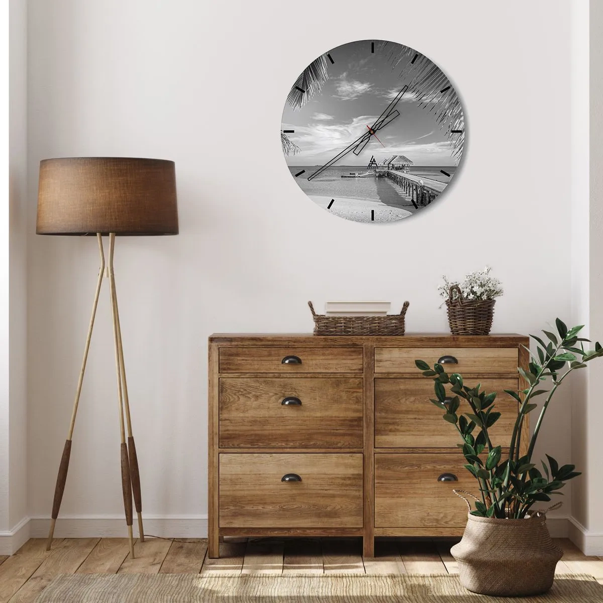 Reloj de pared - Reloj de vidrio - Un muelle en blanco y negro con un mirador sobre el océano y palmeras en el marco. - 30x30cm - ¿Un recuerdo o un sueño? - Decoración de pared moderna para salón, cocina y dormitorio ARTTOR