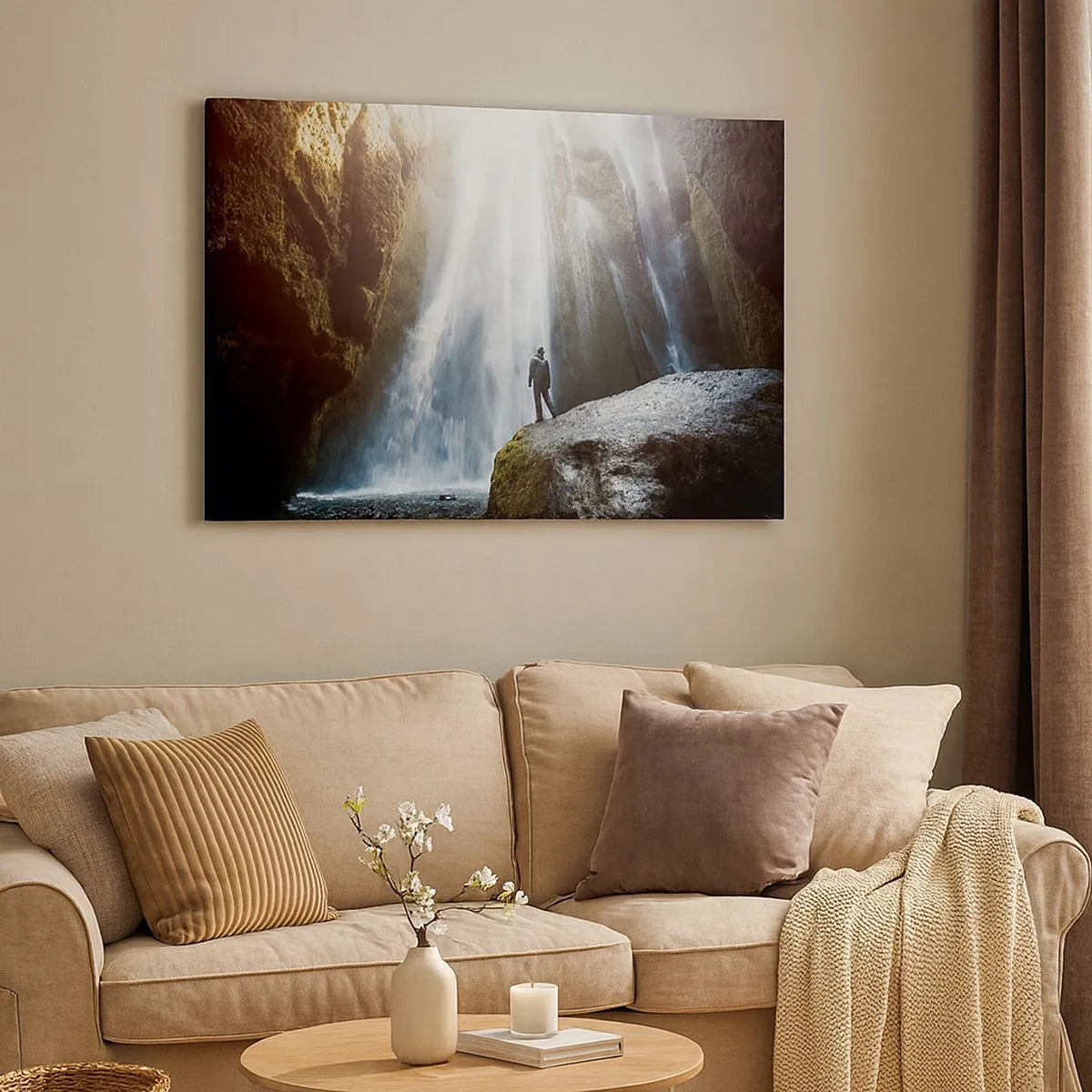 Cuadro sobre lienzo - Impresión de Imagen - Una figura con el telón de fondo de una majestuosa cascada en un desfiladero rocoso. - 70x50cm - Impresionante vista - Decoración de pared moderna para salón y dormitorio ARTTOR