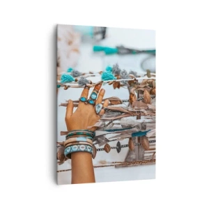 Cuadro sobre lienzo - Impresión de Imagen - Una mano adornada con joyas boho con decoraciones en el fondo. - 70x100cm - Tesoros locales - Decoración de pared moderna para salón y dormitorio ARTTOR
