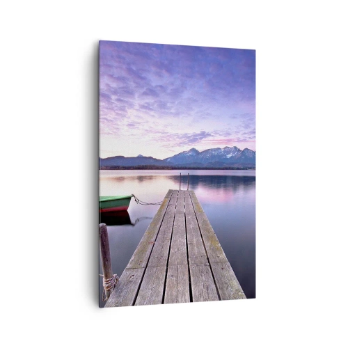 Cuadro sobre lienzo - Impresión de Imagen - Un muelle de madera con un barco en un lago rodeado de montañas al atardecer. - 80x120cm - Un silencio amistoso - Decoración de pared moderna para salón y dormitorio ARTTOR