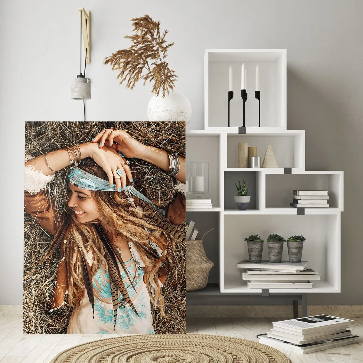 Cuadro sobre vidrio - Impresiones sobre Vidrio - Mujer de estilo boho tumbada en el heno sonriendo - 50x70cm - El verano del amor - Decoración de pared moderna para salón y dormitorio ARTTOR