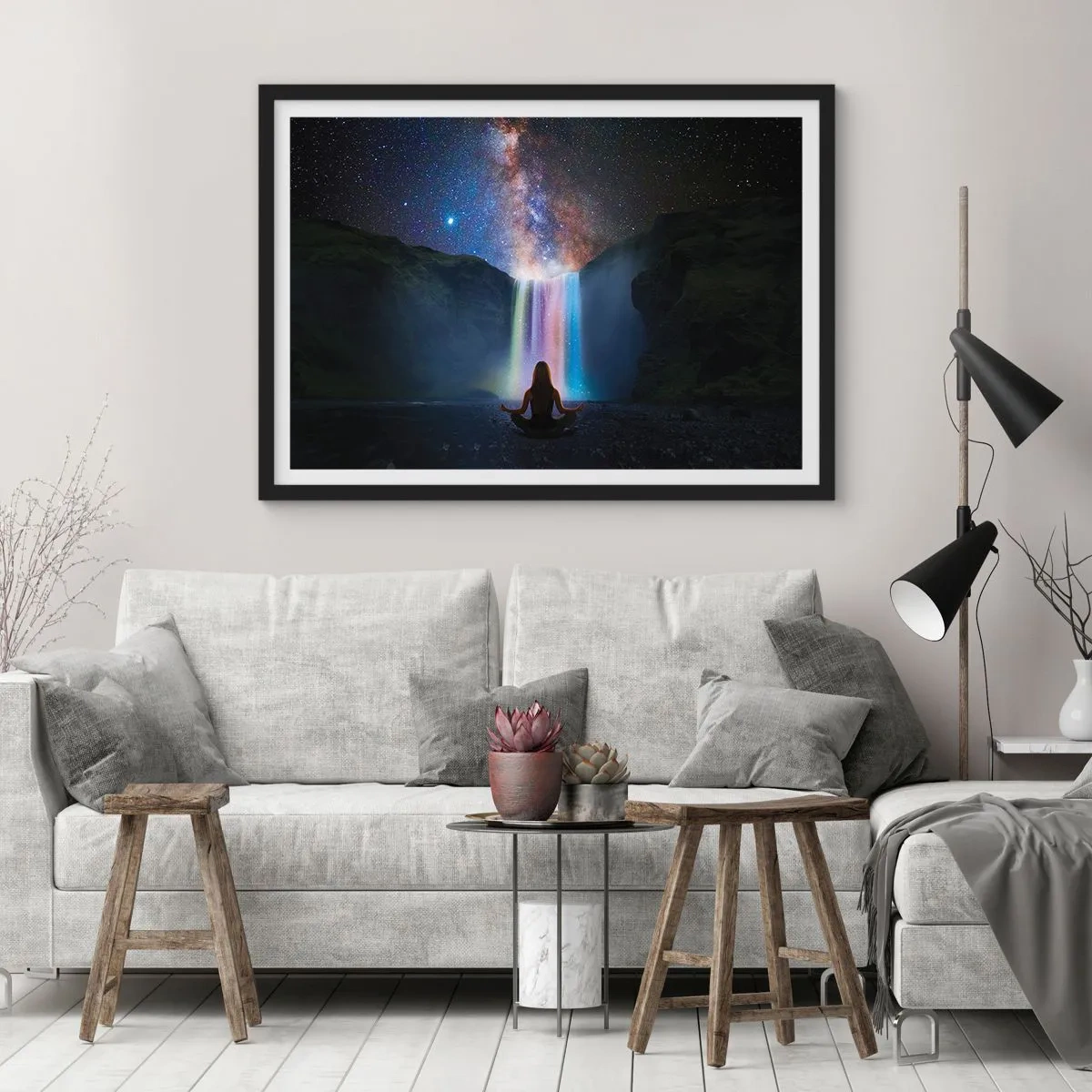 Póster en marco negro - Meditación frente a una cascada entre las estrellas. - 70x50cm - Armonía absoluta - Decoración de pared moderna para salón y dormitorio ARTTOR
