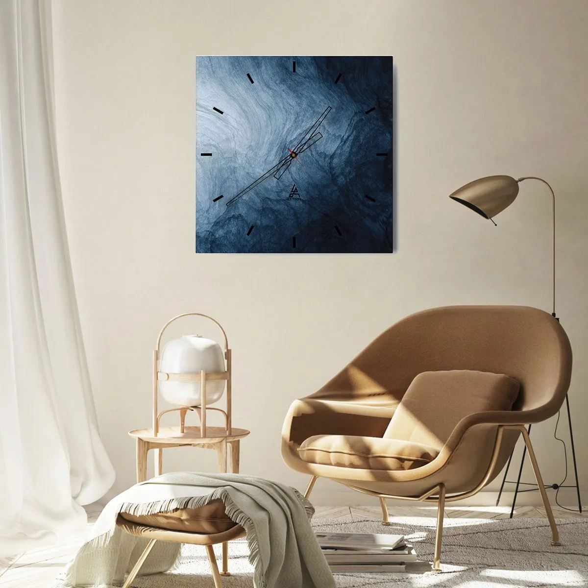 Reloj de pared - Reloj de vidrio - Una composición abstracta en tonos azules y azul marino. - 30x30cm - En las profundidades - Decoración de pared moderna para salón y dormitorio ARTTOR