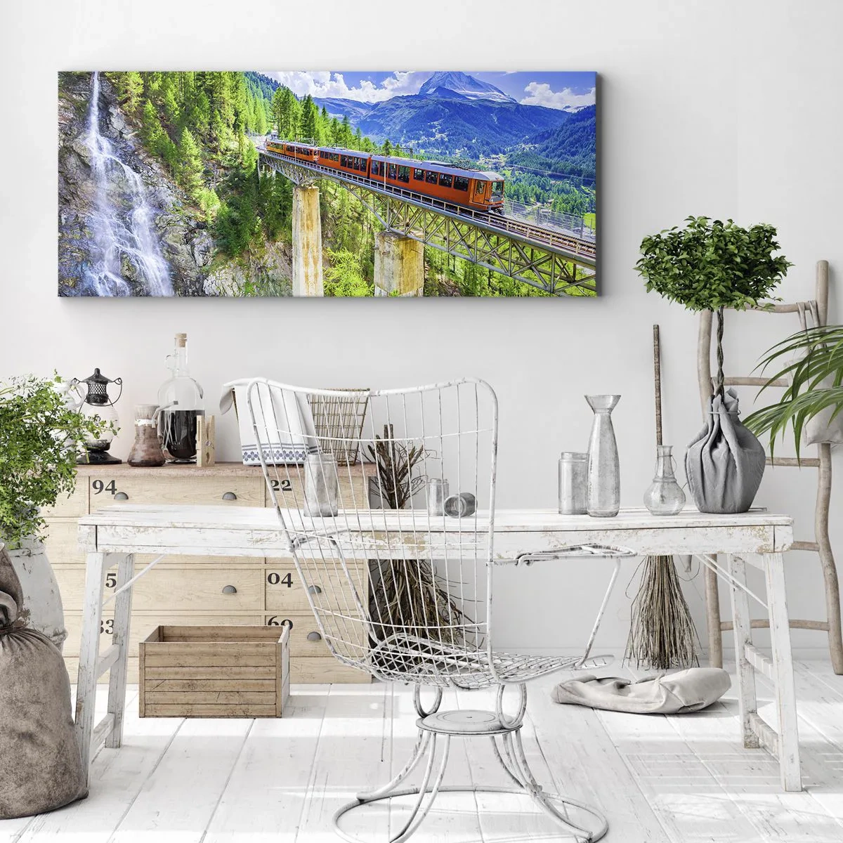Cuadro sobre lienzo - Impresión de Imagen - Una montaña rusa en un puente con vistas a una cascada y montañas. - 120x50cm - Ferrocarril a los Alpes - Decoración de pared moderna para salón y dormitorio ARTTOR