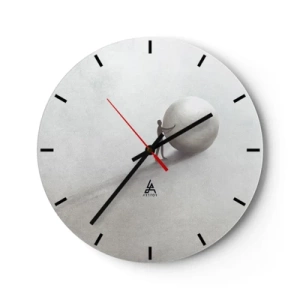 Reloj de pared - Reloj de vidrio - Una figura empuja una pelota sobre un fondo desértico brillante en una escena simbólica. - 30x30cm - El juego de la vida - Decoración de pared moderna para salón, cocina y dormitorio ARTTOR