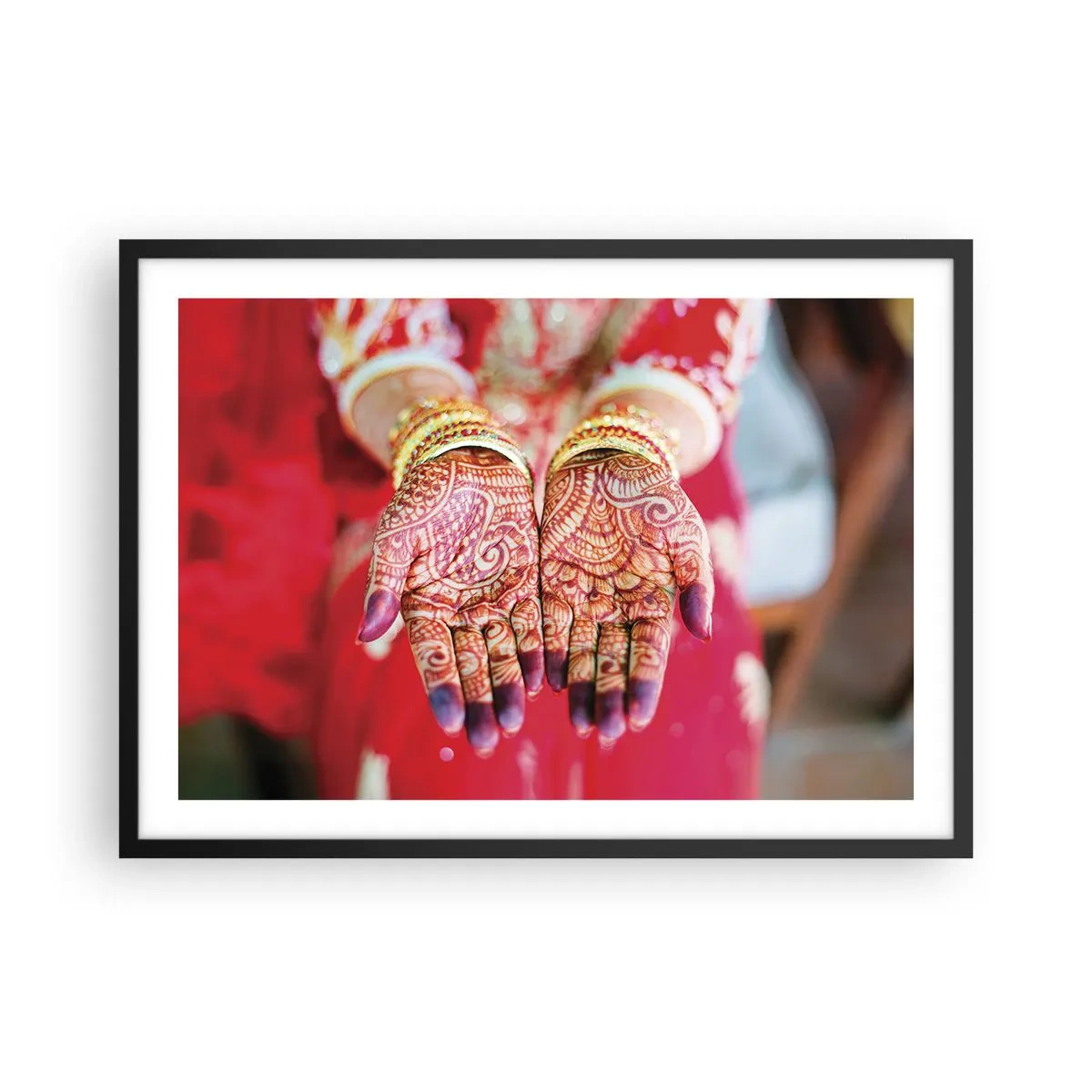 Póster en marco negro - Manos decoradas con henna sobre el fondo de un vestido rojo. - 70x50cm - Ritual con las manos - Decoración de pared moderna para salón y dormitorio ARTTOR