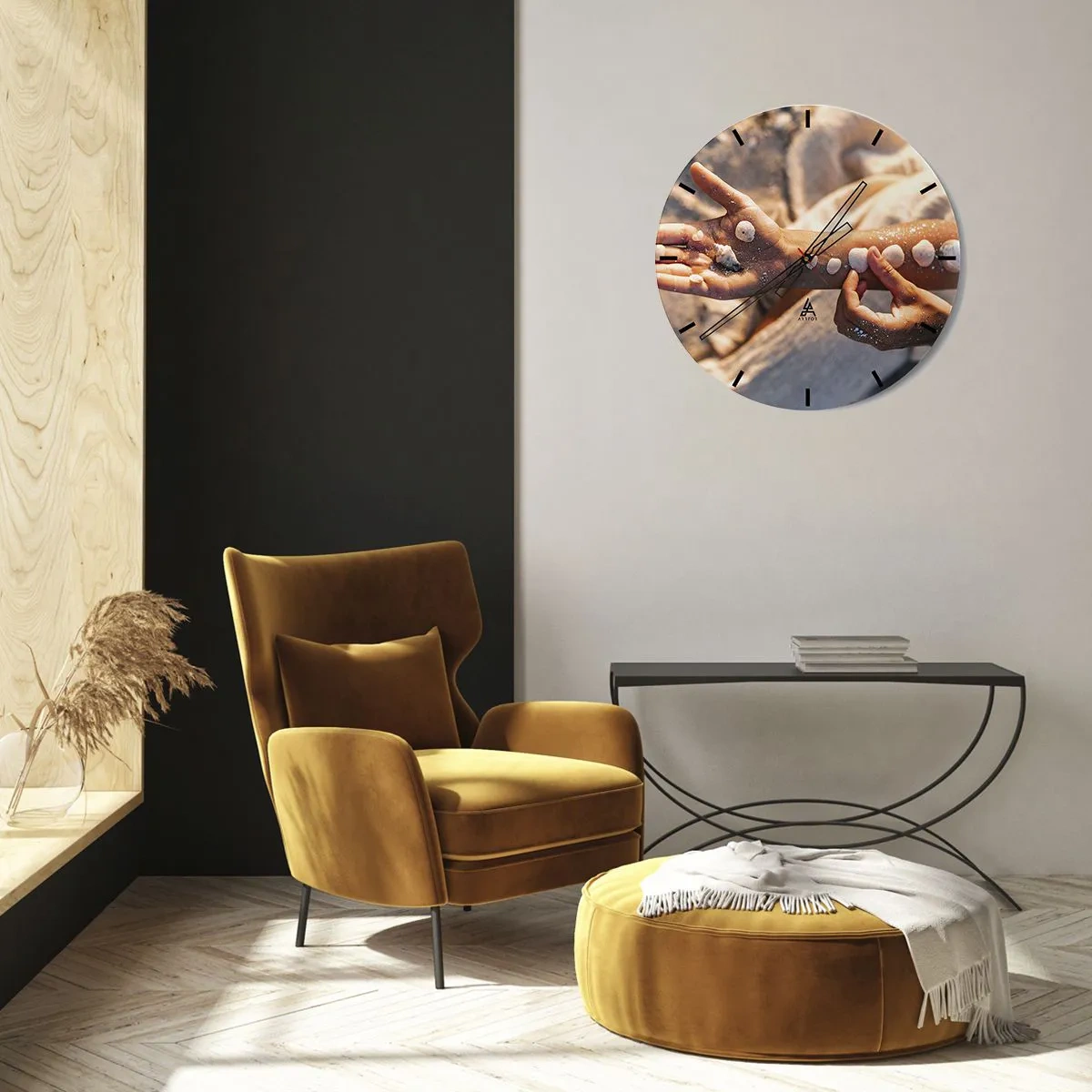 Reloj de pared - Reloj de vidrio - Conchas marinas colocadas en la mano de un niño sobre un fondo de arena. - 30x30cm - La belleza al alcance de la mano - Decoración de pared moderna para salón, cocina y dormitorio ARTTOR