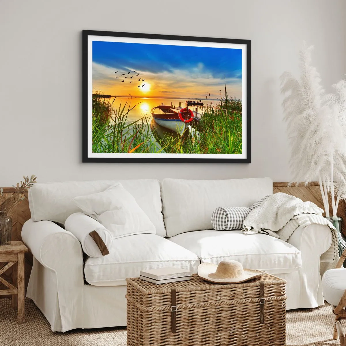 Póster en marco negro - Un barco en la orilla de un lago al atardecer. - 70x50cm - Los cormoranes están volando - Decoración de pared moderna para salón y dormitorio ARTTOR