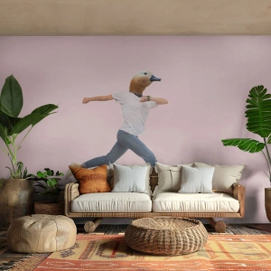 Fotomural Premium Sand - Una figura surrealista de un hombre con cabeza de pájaro sobre un fondo rosa. - 100x70cm - Una pizca de absurdez - Decoración de pared moderna para salón y dormitorio ARTTOR