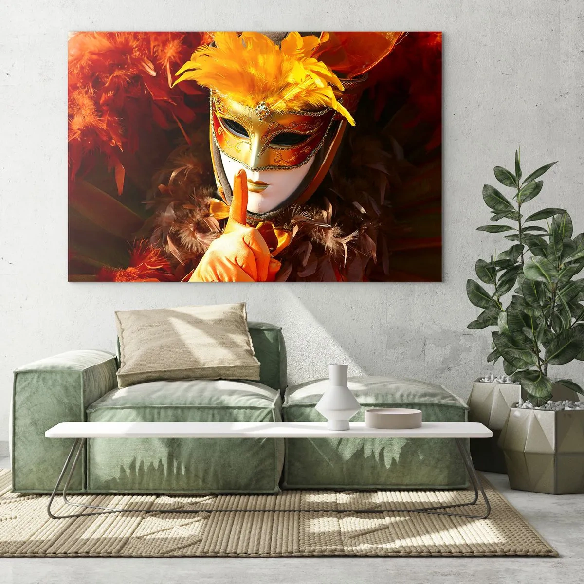 Cuadro sobre vidrio - Impresiones sobre Vidrio - Una figura con una máscara dorada y plumas naranjas. - 70x50cm - El misterio es parte del juego - Decoración de pared moderna para salón y dormitorio ARTTOR