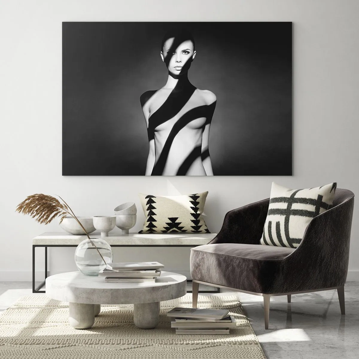 Cuadro sobre vidrio - Impresiones sobre Vidrio - Retrato en blanco y negro de una mujer con sombras llamativas. - 70x50cm - En la luz y en la sombra - Decoración de pared moderna para salón y dormitorio ARTTOR