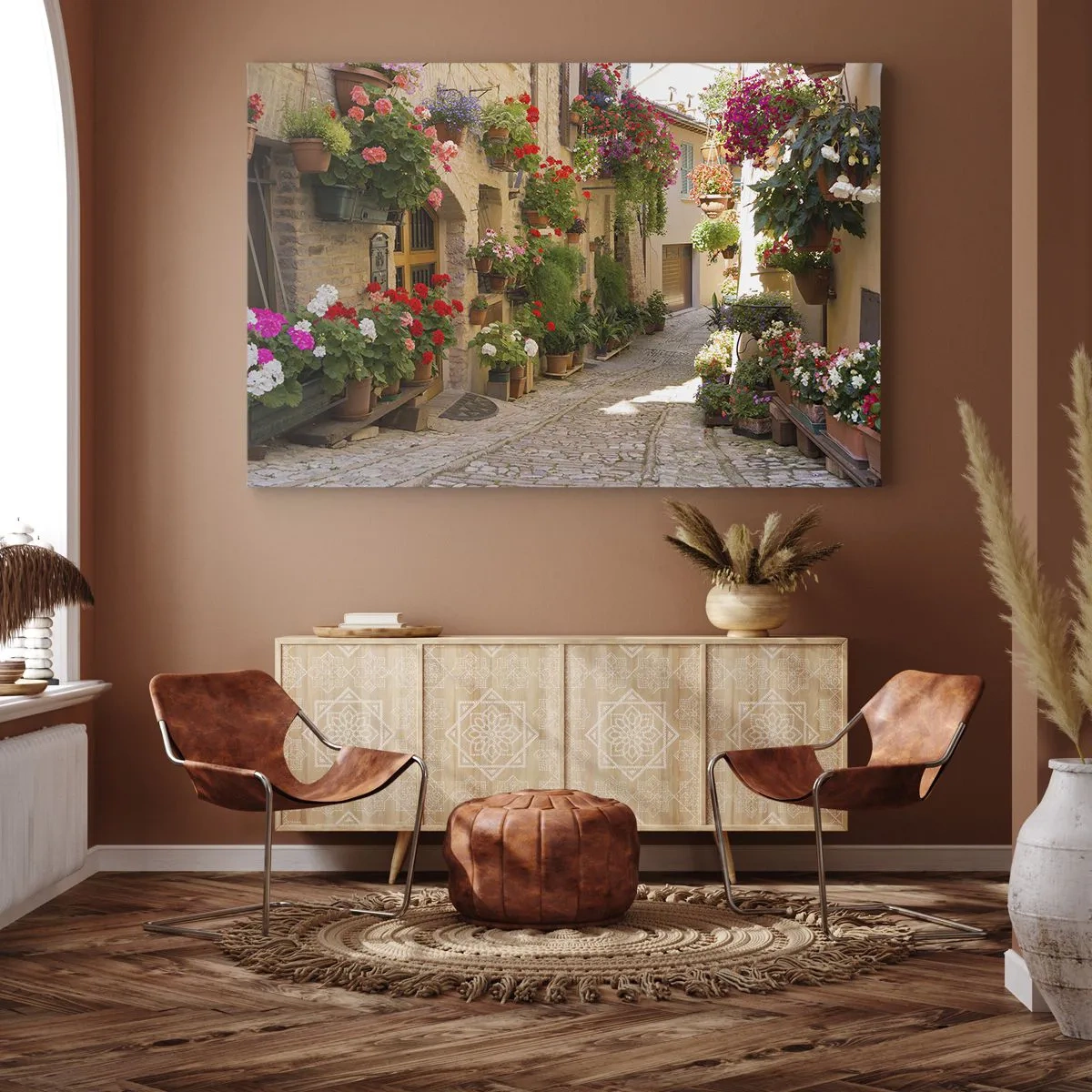 Cuadro sobre lienzo - Impresión de Imagen - Una calle con flores en macetas y muros de piedra. - 100x70cm - En un torrente de flores - Decoración de pared moderna para salón y dormitorio ARTTOR