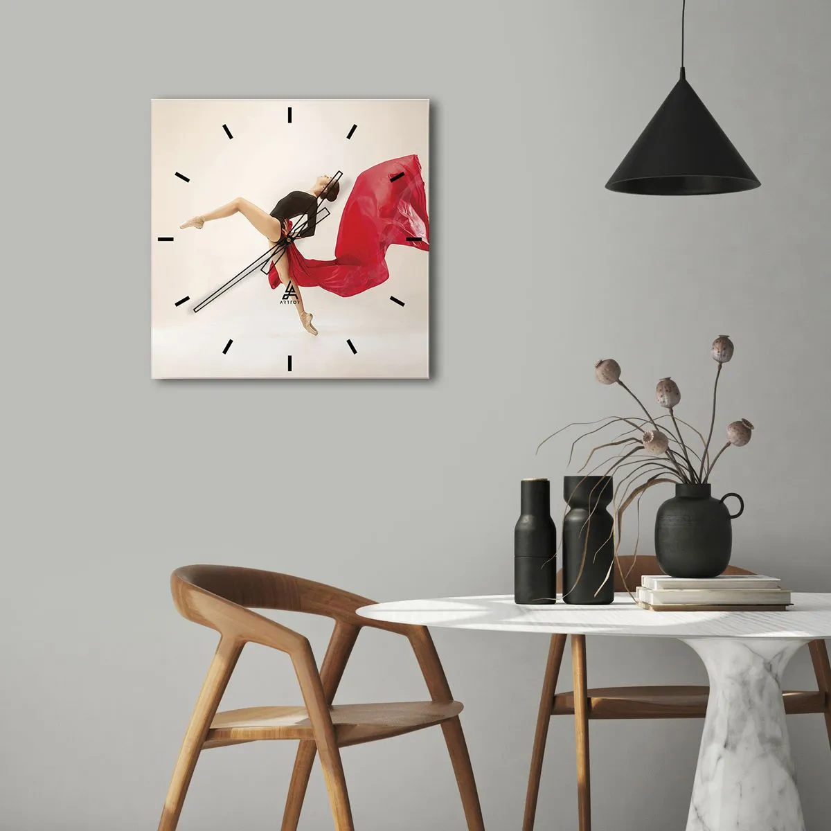 Reloj de pared - Reloj de vidrio - Una bailarina dinámica con un traje negro y tela roja en movimiento. - 30x30cm - Rojo y negro - Decoración de pared moderna para salón y dormitorio ARTTOR