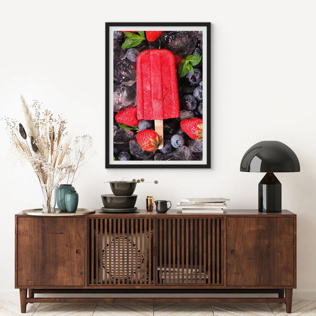 Póster en marco negro - Sorbete de helado rojo en un palito rodeado de fresas y arándanos - 50x70cm - El sabor del verano caluroso - Decoración de pared moderna para salón y dormitorio ARTTOR