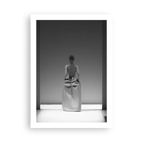 Póster - Una fotografía minimalista en blanco y negro de una mujer en la pasarela. - 50x70cm - Sencillez refinada - Decoración de pared moderna para salón y dormitorio ARTTOR