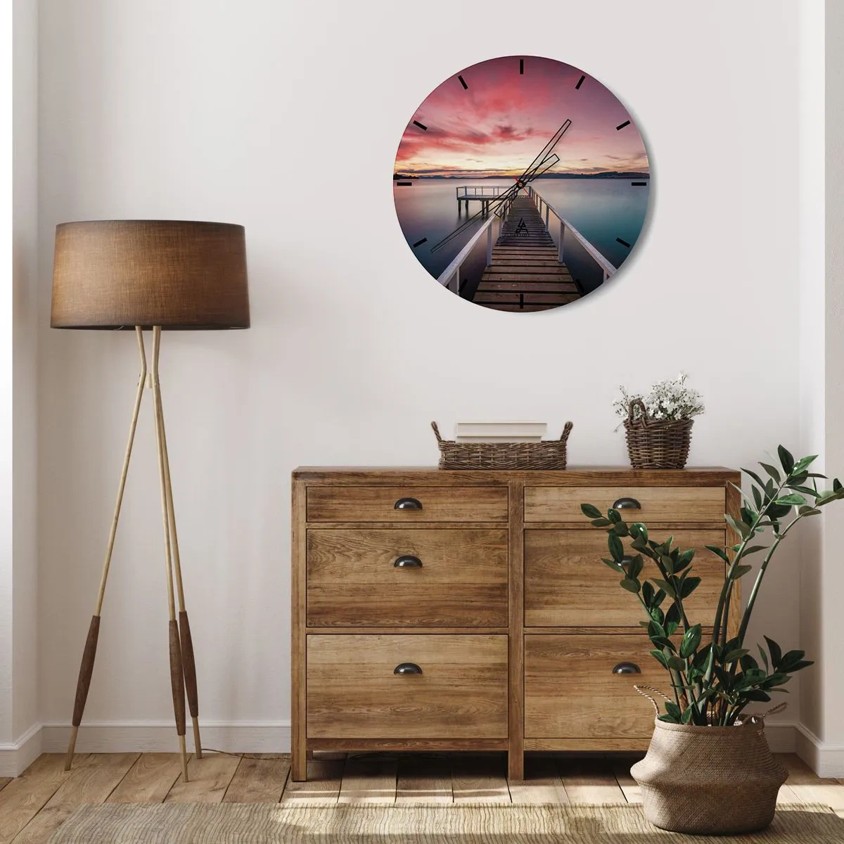 Reloj de pared - Reloj de vidrio - Un muelle sobre un lago tranquilo al atardecer. - 30x30cm - La suave llama del atardecer - Decoración de pared moderna para salón, cocina y dormitorio ARTTOR
