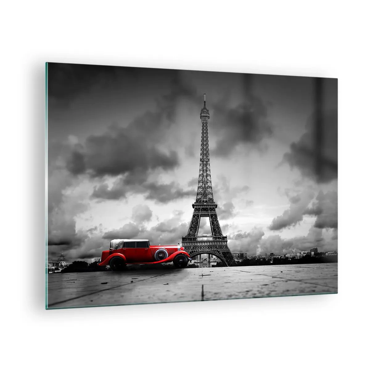 Cuadro sobre vidrio - Impresiones sobre Vidrio - Un coche retro rojo con la Torre Eiffel al fondo en un entorno en blanco y negro. - 70x50cm - No hace mucho tiempo, en París - Decoración de pared moderna para salón y dormitorio ARTTOR