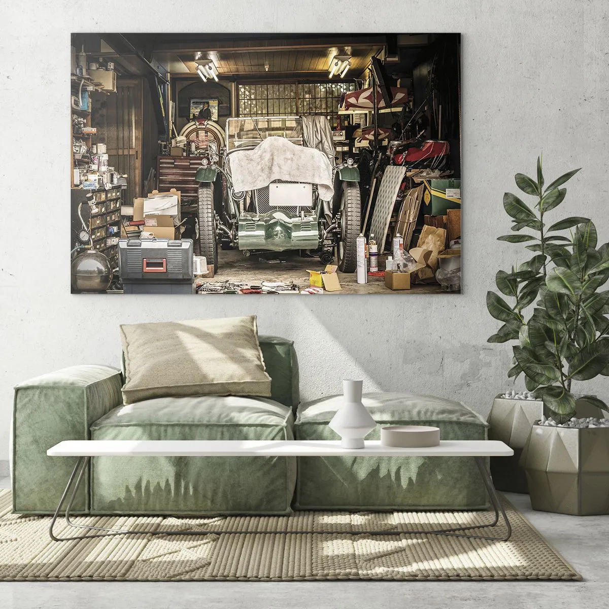 Cuadro sobre vidrio - Impresiones sobre Vidrio - Garaje antiguo con un coche cubierto por una tela, rodeado de herramientas y cajas. - 120x80cm - Volver al pasado - Decoración de pared moderna para salón y dormitorio ARTTOR