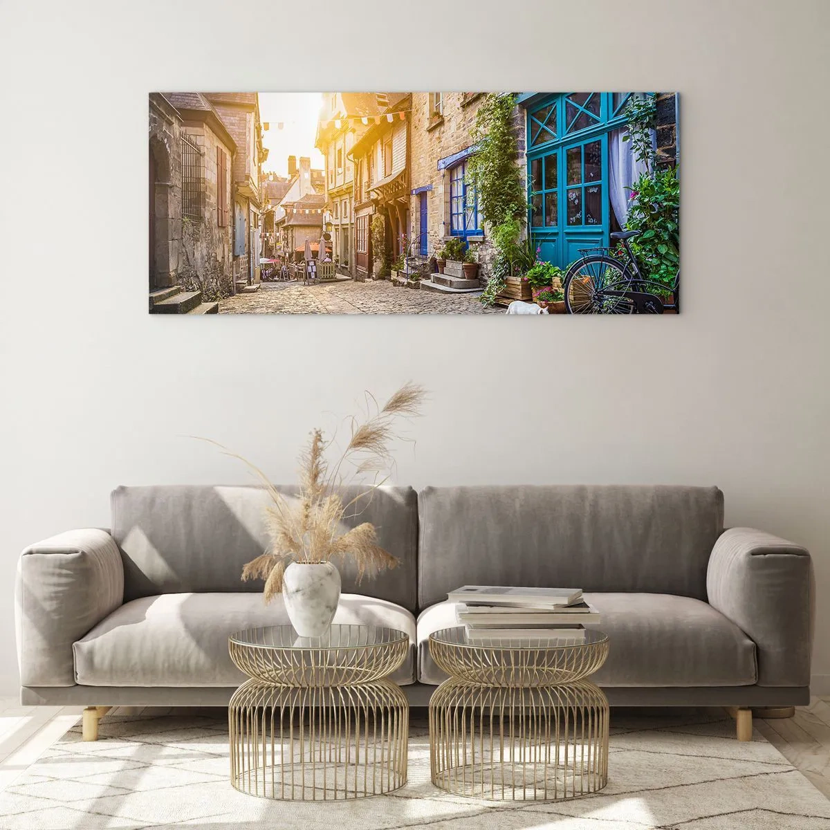Cuadro sobre vidrio - Impresiones sobre Vidrio - Una encantadora calle con pavimento de piedra bajo la luz del sol. - 160x50cm - El fantasma blanco de la ciudad - Decoración de pared moderna para salón y dormitorio ARTTOR