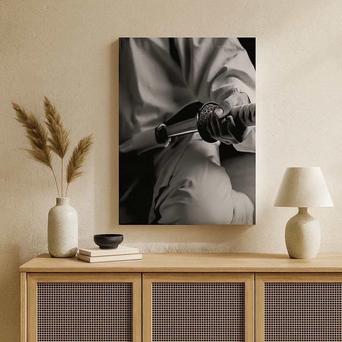 Cuadro sobre lienzo - Impresión de Imagen - Un samurái con kimono sosteniendo una katana en blanco y negro. - 50x70cm - Alma de guerrero - Decoración de pared moderna para salón y dormitorio ARTTOR