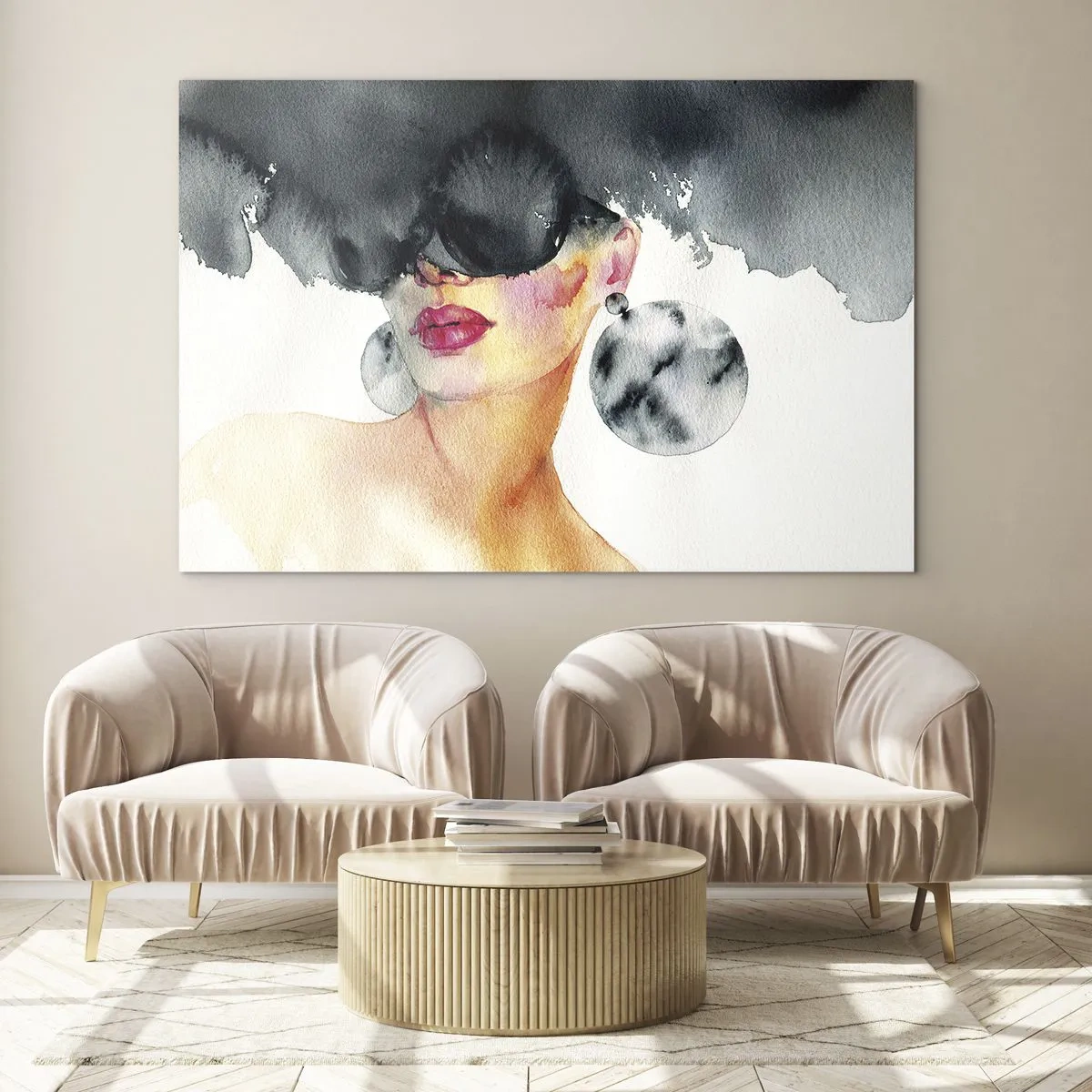 Cuadro sobre vidrio - Impresiones sobre Vidrio - Retrato de una mujer con grandes pendientes y una mancha negra sobre la cabeza. - 70x50cm - El secreto de la elegancia - Decoración de pared moderna para salón y dormitorio ARTTOR