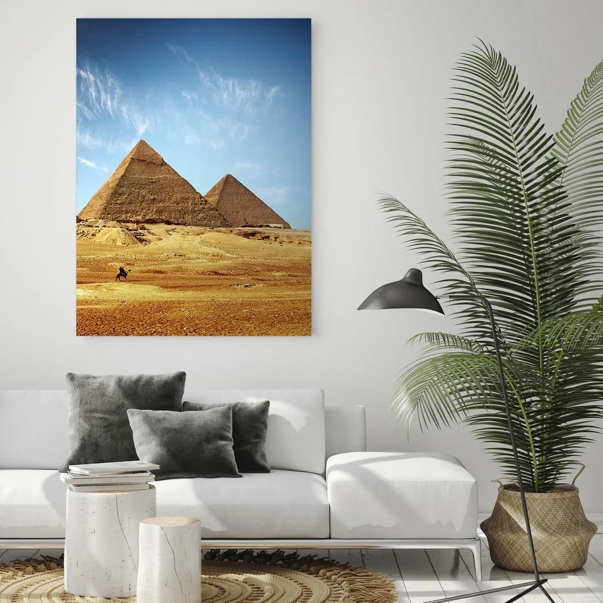 Cuadro sobre vidrio - Impresiones sobre Vidrio - Las pirámides de Giza contra un cielo azul y un paisaje desértico. - 80x120cm - 40 siglos te observan - Decoración de pared moderna para salón y dormitorio ARTTOR