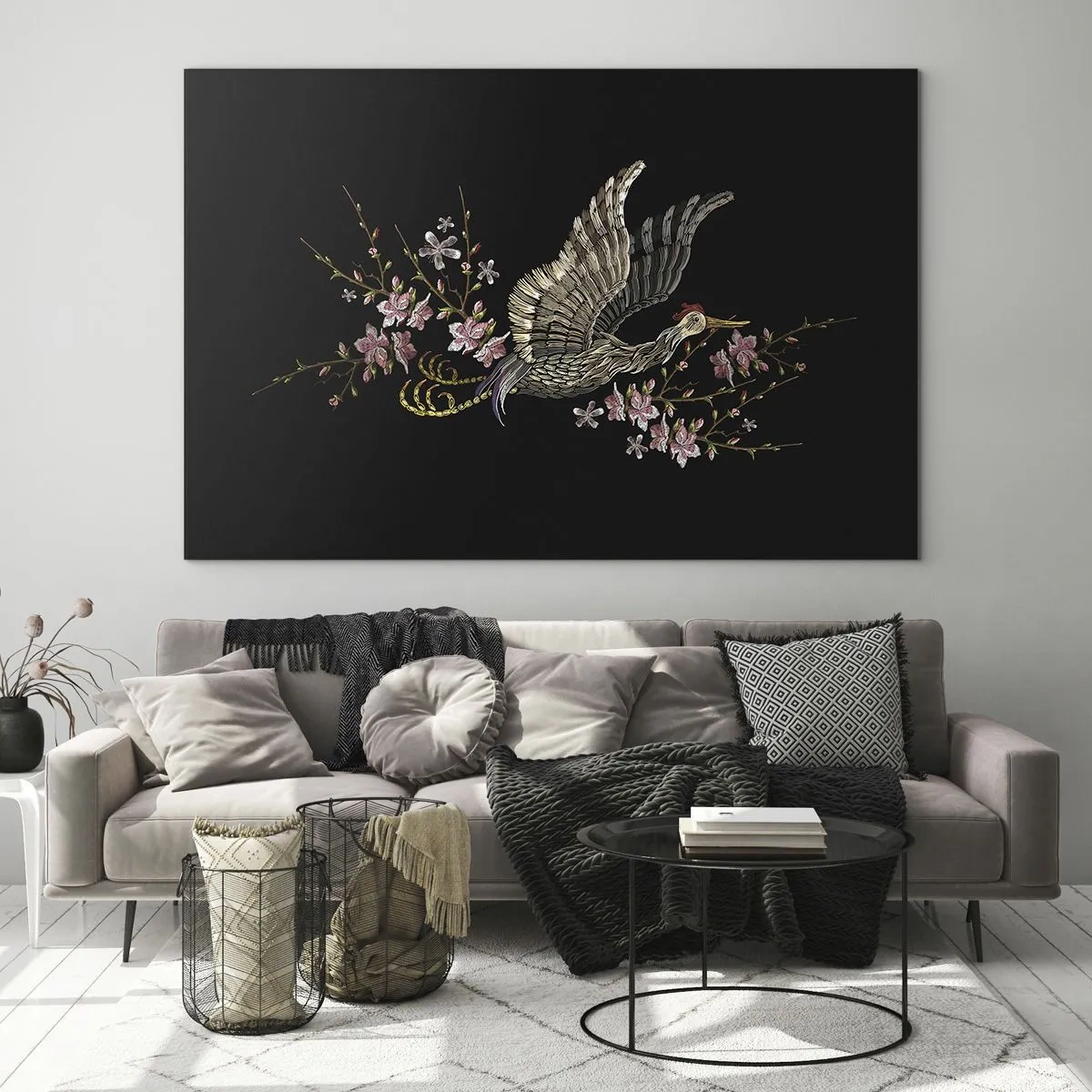 Cuadro sobre vidrio - Impresiones sobre Vidrio - Pájaro bordado en vuelo con flores de fondo sobre un fondo oscuro. - 70x50cm - Ave florida - Decoración de pared moderna para salón y dormitorio ARTTOR