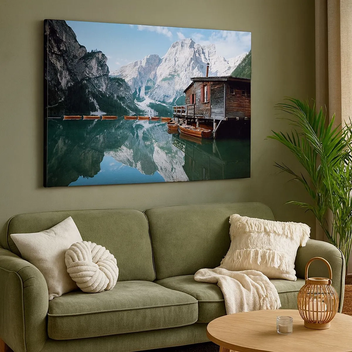 Cuadro sobre lienzo - Impresión de Imagen - Una cabaña de madera junto a un tranquilo lago de montaña. - 70x50cm - Una mañana cristalina de montaña - Decoración de pared moderna para salón y dormitorio ARTTOR