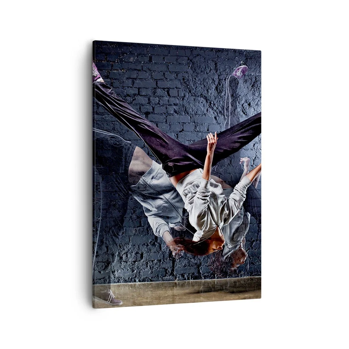 Cuadro sobre lienzo - Impresión de Imagen - Una bailarina en un salto dinámico contra una pared de ladrillos. - 50x70cm - Estrella de la calle - Decoración de pared moderna para salón y dormitorio ARTTOR