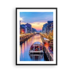 Póster en marco negro - Canal con barco e iluminación nocturna en una puesta de sol pastel - 50x70cm - Una noche de luz y diversión - Decoración de pared moderna para salón y dormitorio ARTTOR