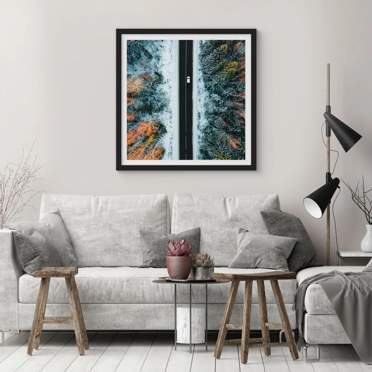 Póster en marco negro - Atravesar el bosque en invierno - 40x40 cm