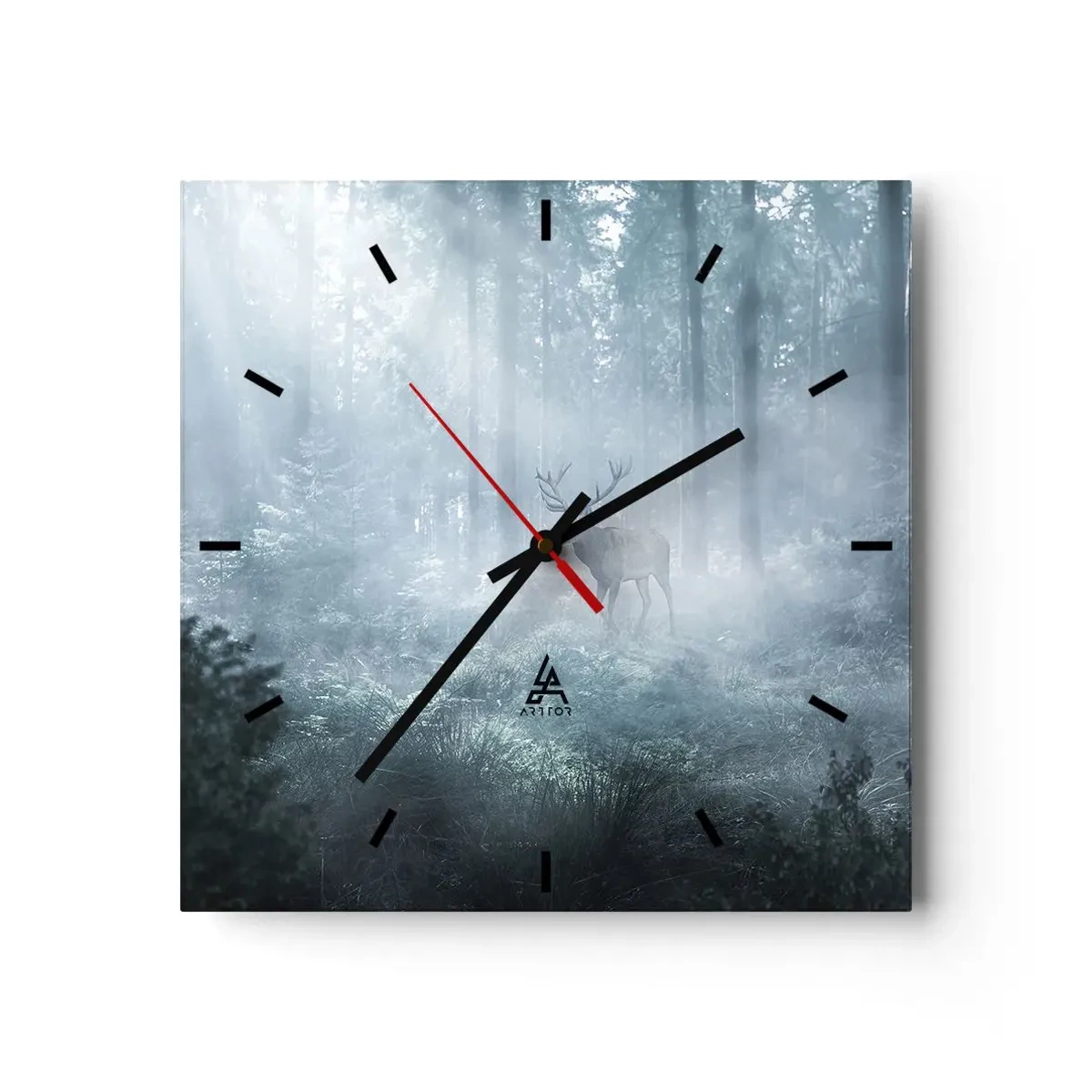 Reloj de pared - Reloj de vidrio - Un ciervo en un bosque denso envuelto en la niebla matutina. - 30x30cm - Ronda matutina por la finca - Decoración de pared moderna para salón y dormitorio ARTTOR