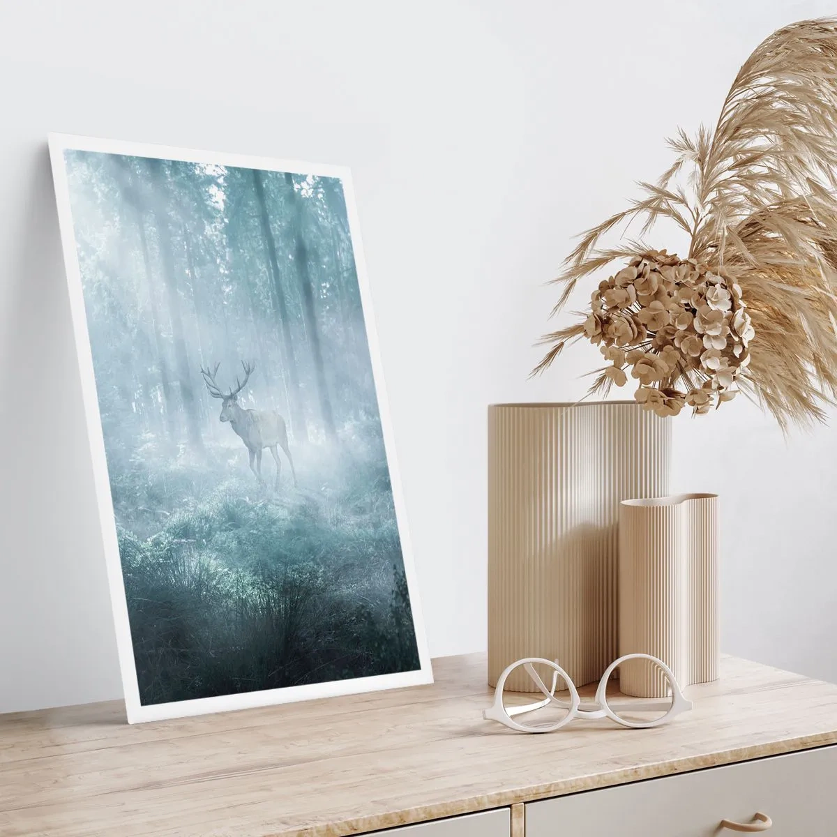 Póster - Ciervos en la niebla matutina en el bosque. - 50x70cm - Ronda matutina por la finca - Decoración de pared moderna para salón y dormitorio ARTTOR