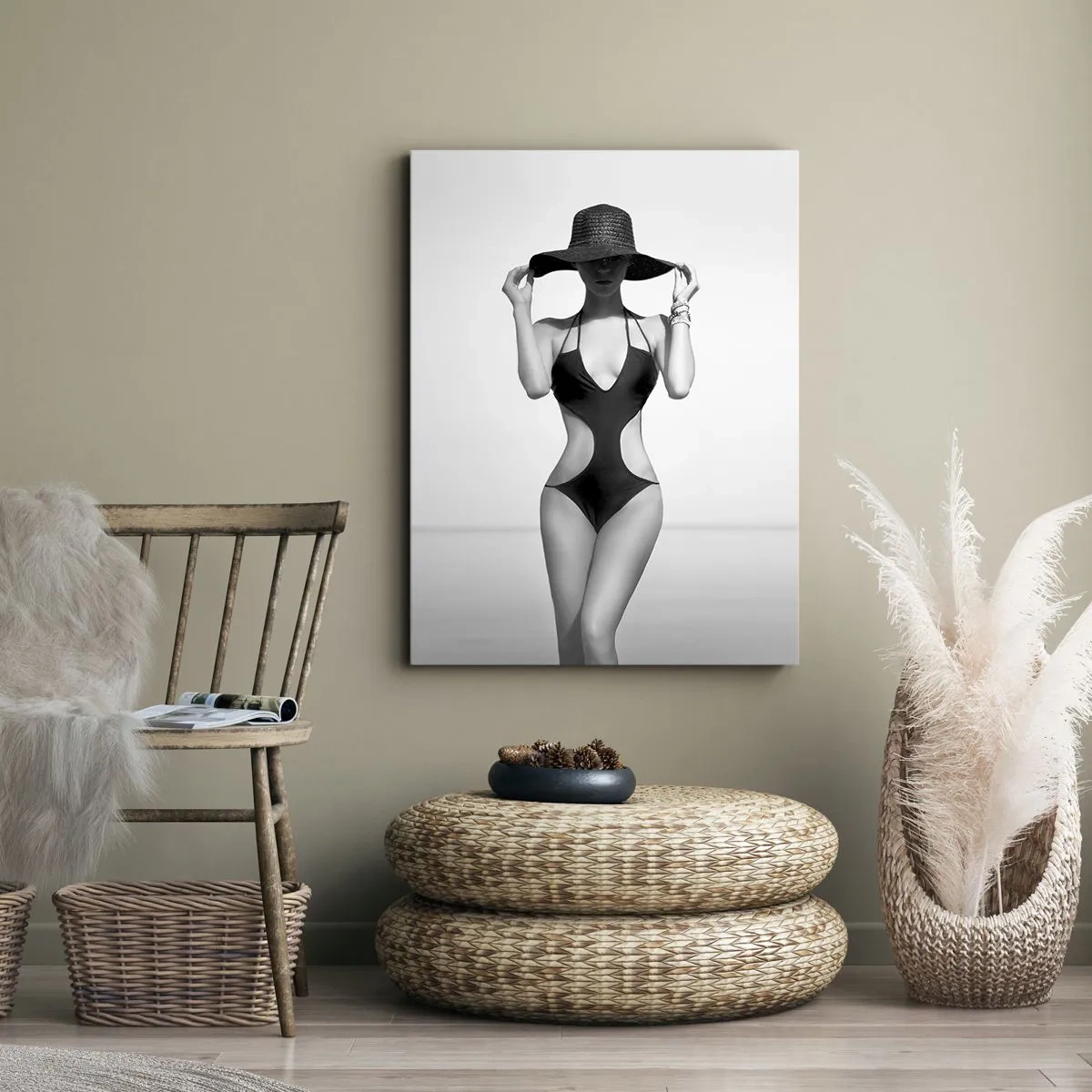 Cuadro sobre lienzo - Impresión de Imagen - Silueta en blanco y negro de una mujer con sombrero contra el fondo del mar. - 80x120cm - Mi nombre es Elegancia - Decoración de pared moderna para salón y dormitorio ARTTOR