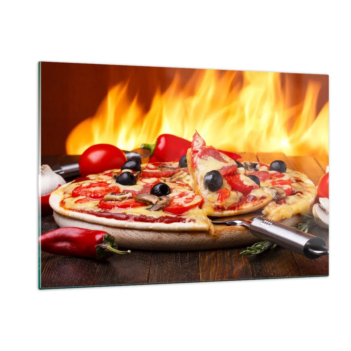 Cuadro sobre vidrio - Impresiones sobre Vidrio - Pizza con aceitunas con el telón de fondo de llamas de fuego - 120x80cm - Desde Italia con amor - Decoración de pared moderna para salón y dormitorio ARTTOR
