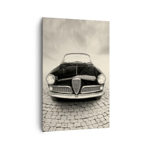 Cuadro sobre lienzo - Impresión de Imagen - Un coche clásico en una plaza adoquinada en estilo monocromático. - 80x120cm - ¿Y cómo no quererme? - Decoración de pared moderna para salón y dormitorio ARTTOR