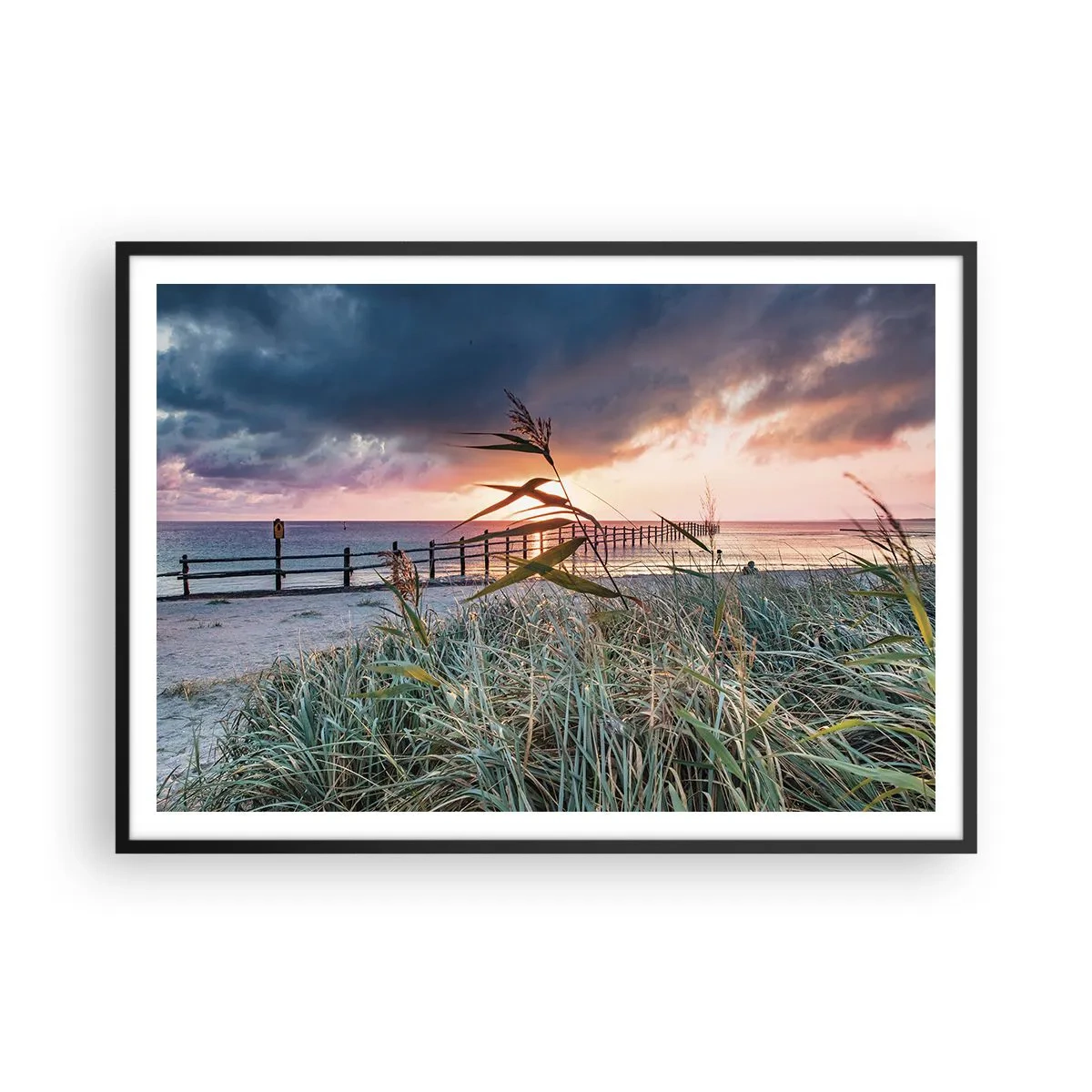 Póster en marco negro - Playa al atardecer con hierbas en primer plano - 100x70cm - Bailando con el viento - Decoración de pared moderna para salón y dormitorio ARTTOR
