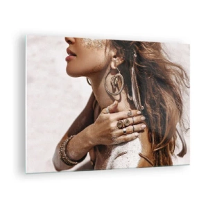 Cuadro sobre vidrio - Impresiones sobre Vidrio - Mujer elegante con joyas y arena en su piel en la playa. - 70x50cm - Reina de la playa salvaje - Decoración de pared moderna para salón y dormitorio ARTTOR
