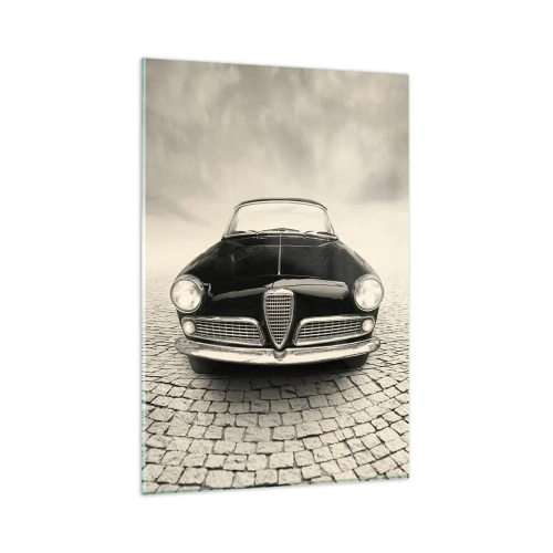 Cuadro sobre vidrio - Impresiones sobre Vidrio - Un coche clásico en una plaza adoquinada en estilo monocromático. - 80x120cm - ¿Y cómo no quererme? - Decoración de pared moderna para salón y dormitorio ARTTOR