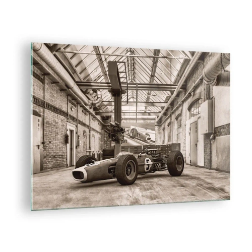 Cuadro sobre vidrio - Impresiones sobre Vidrio - Un coche de carreras clásico en una nave industrial. - 70x50cm - El descanso del vencedor - Decoración de pared moderna para salón y dormitorio ARTTOR