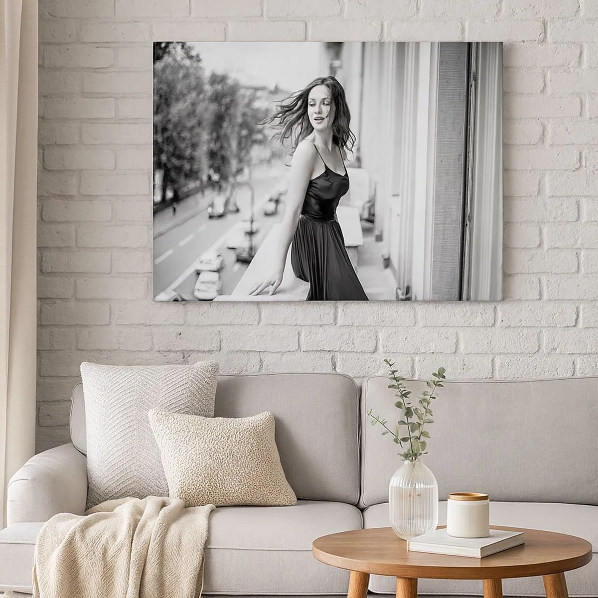 Cuadro sobre lienzo - Impresión de Imagen - Fotografía en blanco y negro de una mujer en un balcón. - 70x50cm - Ciertamente, parisina - Decoración de pared moderna para salón y dormitorio ARTTOR