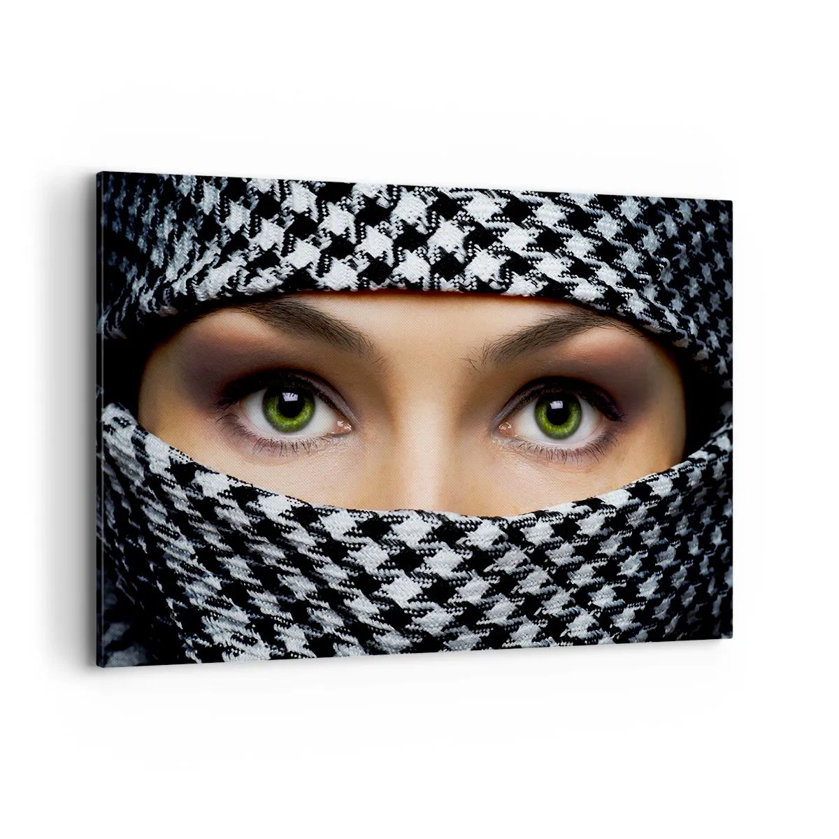 Cuadro sobre lienzo - Impresión de Imagen - Los ojos verdes de una mujer están ocultos tras una tela estampada en blanco y negro. - 120x80cm - Hermosa mirada de ojos verdes - Decoración de pared moderna para salón y dormitorio ARTTOR
