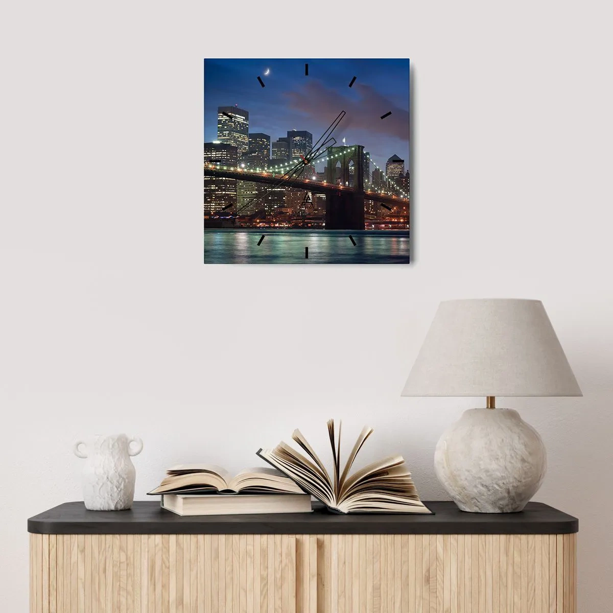 Reloj de pared - Reloj de vidrio - Puente de la ciudad de Nueva York de noche con edificios iluminados - 30x30cm - Una noche iluminada - Decoración de pared moderna para salón y dormitorio ARTTOR