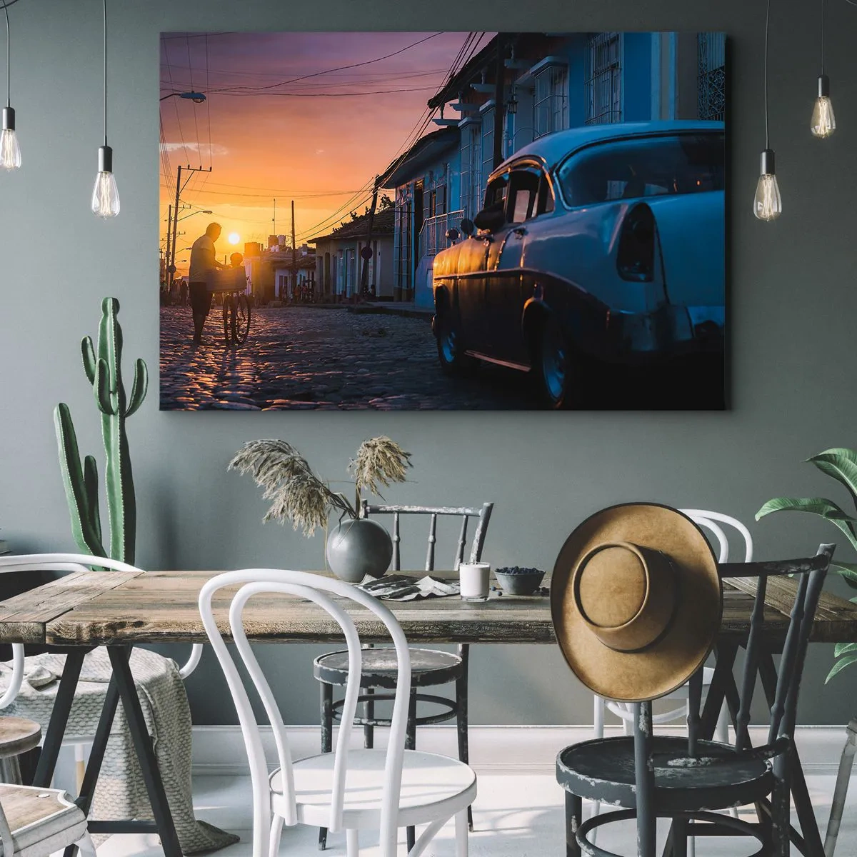 Cuadro sobre lienzo - Impresión de Imagen - Coche retro y bicicleta en la calle a la luz del sol poniente. - 70x50cm - Aquí el tiempo se ralentiza - Decoración de pared moderna para salón y dormitorio ARTTOR
