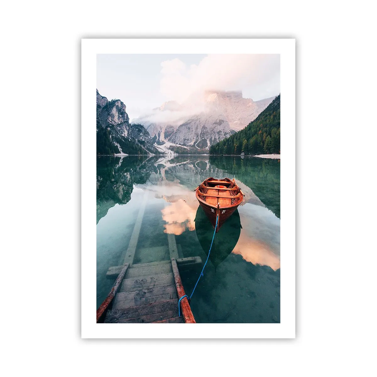 Póster - Un barco de madera en un lago tranquilo rodeado de montañas. - 50x70cm - El tranquilo sueño de las montañas - Decoración de pared moderna para salón y dormitorio ARTTOR