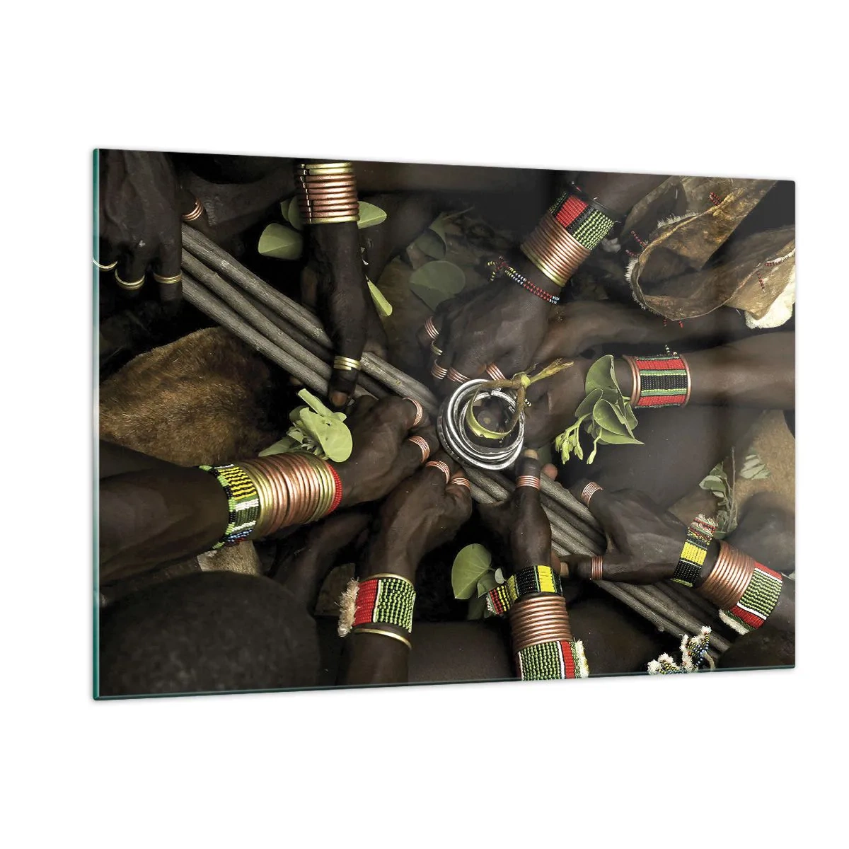 Cuadro sobre vidrio - Impresiones sobre Vidrio - Manos con brazaletes sosteniendo un recipiente en un gesto ritual - 120x80cm - Estamos juntos - Decoración de pared moderna para salón y dormitorio ARTTOR