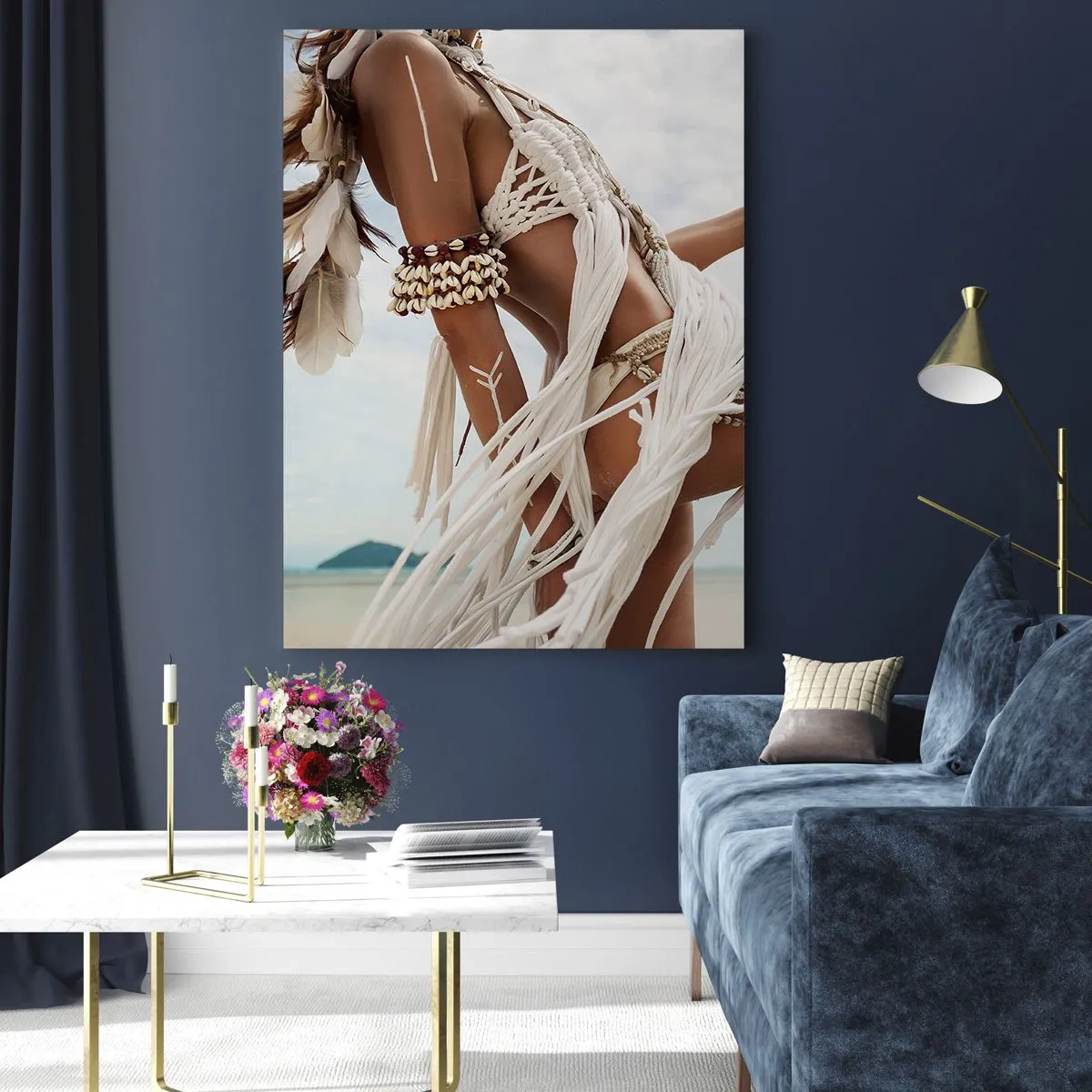 Cuadro sobre vidrio - Impresiones sobre Vidrio - Figura de una mujer con adornos y ropa étnica con el telón de fondo de un paisaje tropical. - 80x120cm - Sacerdotisa del sol - Decoración de pared moderna para salón y dormitorio ARTTOR